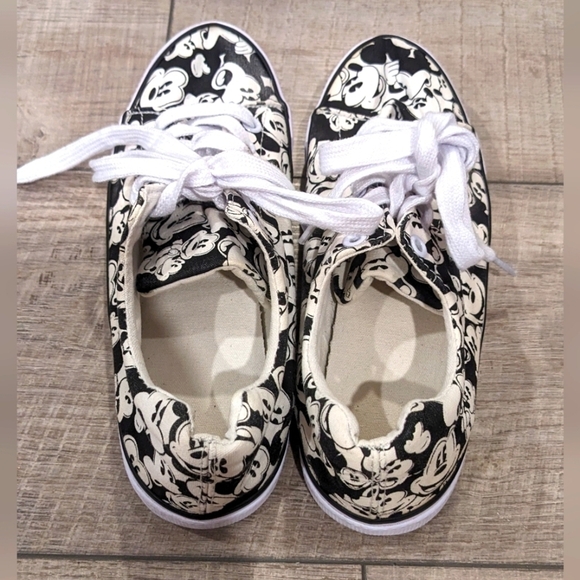 Disney Mickey Mouse Sneakers Black  & White Canvas Size 7 Womens Low Top Lace-Up - Picture 2 of 9